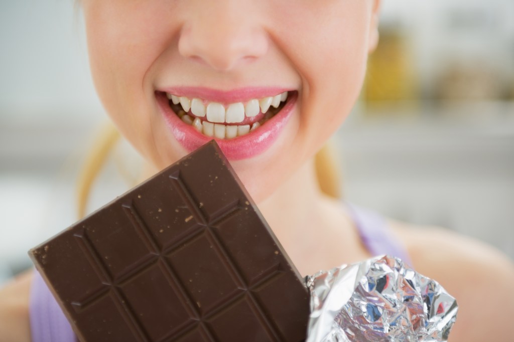 mulher-comendo-chocolate Como estimular o cérebro a produzir substâncias que deixam você mais feliz