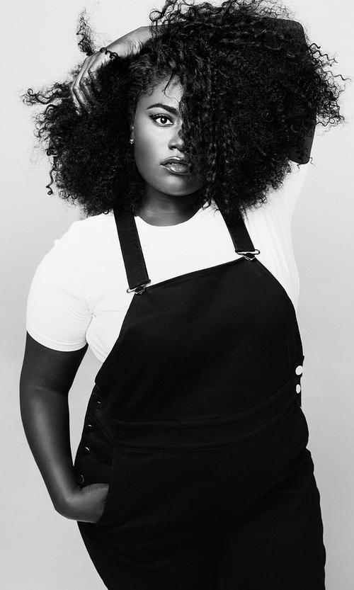 Atriz de OITNB lan&ccedil;a cole&ccedil;&atilde;o plus-size com entrega no Brasil