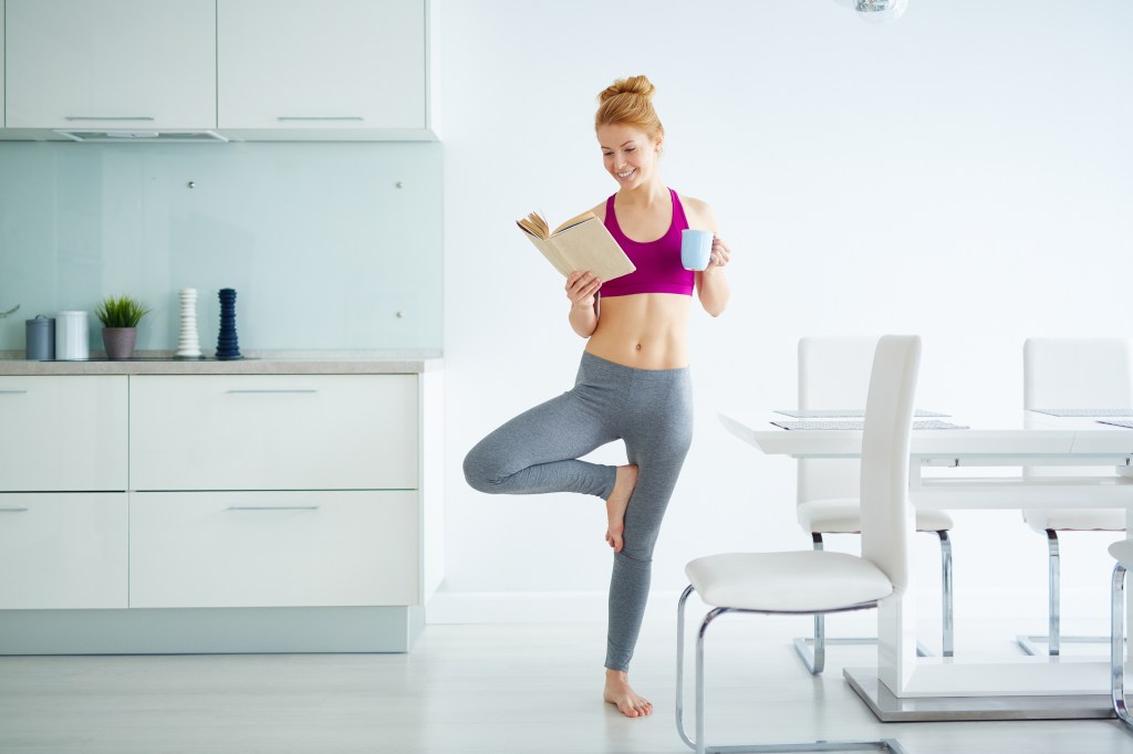 mulher-lendo-com-roupas-ginastica 13 sugestões de produtos para se cuidar e passar o tempo em casa
