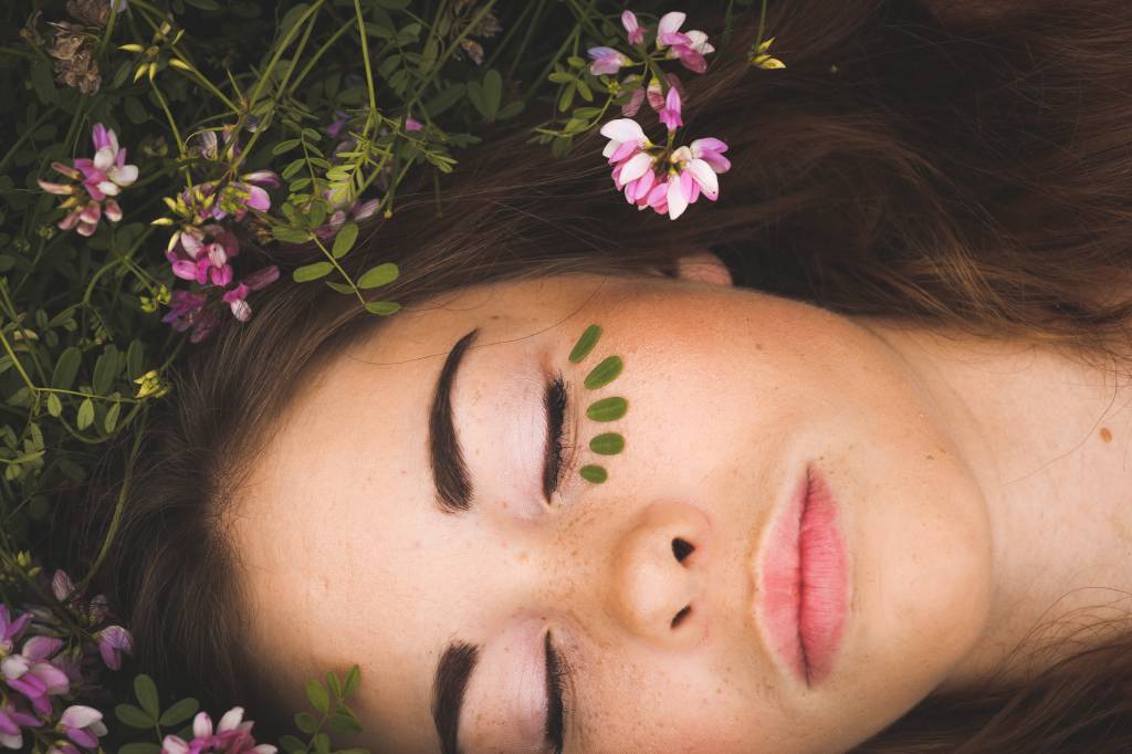 Beleza saudável: entenda os benefícios dos cosméticos naturais