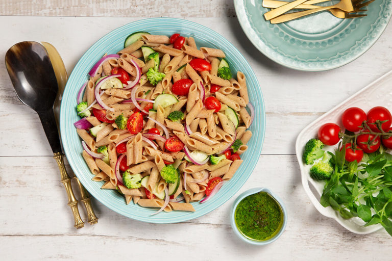 Salada com Macarrão Integral e Brócolis 14 receitas práticas e saudáveis para facilitar a quarentena