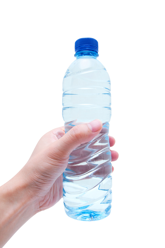 Holding Water bottle (Clipping Path!) isolated on white 7 dicas de alimentação (e uma receita energética) para a prova