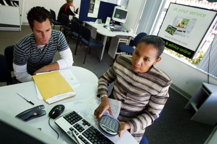 Dá para prestar concurso público fazendo Administração?