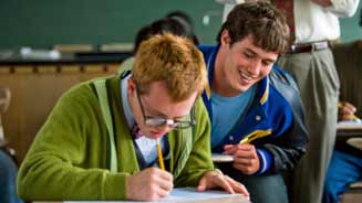 Foto: Em 2009, mais de 4 400 estudantes foram punidos por colar em provas oficiais na Inglaterra Escolas usam software para ?pegar? aluno que copia trabalho da Internet