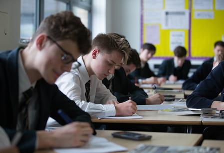 PUCPR inscreve para cursos de pós-graduação em 2016