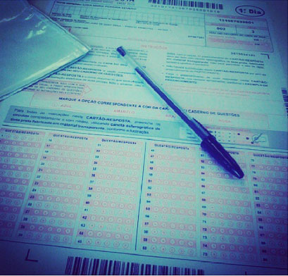 Candidatos publicam fotos e comentam prova do Enem 2013 em redes sociais