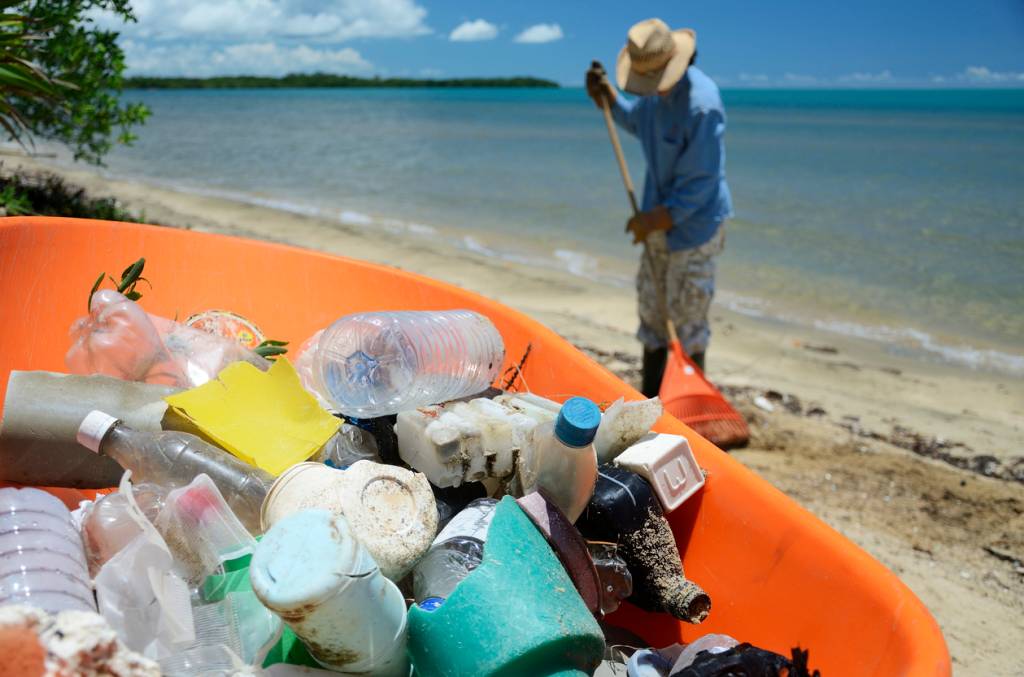 Oceano poluído Análise de redação: Impactos ambientais do consumo