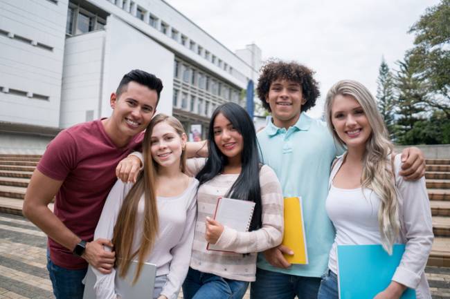 Pesquisa revela motivações e barreiras para entrar na faculdade