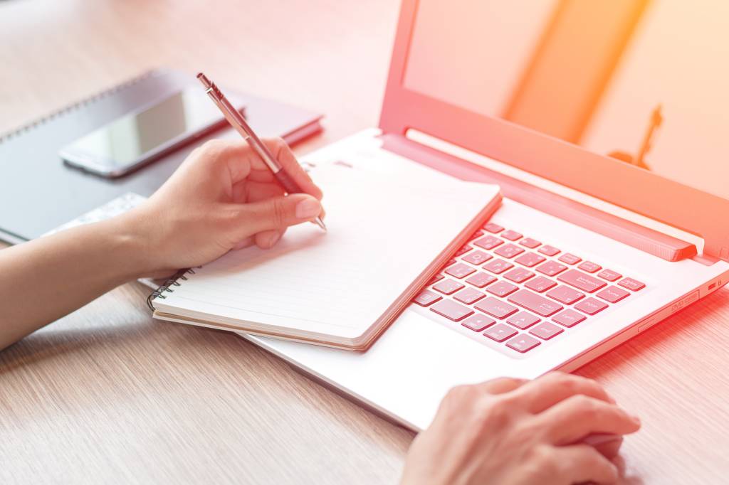 Fazer curso EAD permite crescimento na carreira