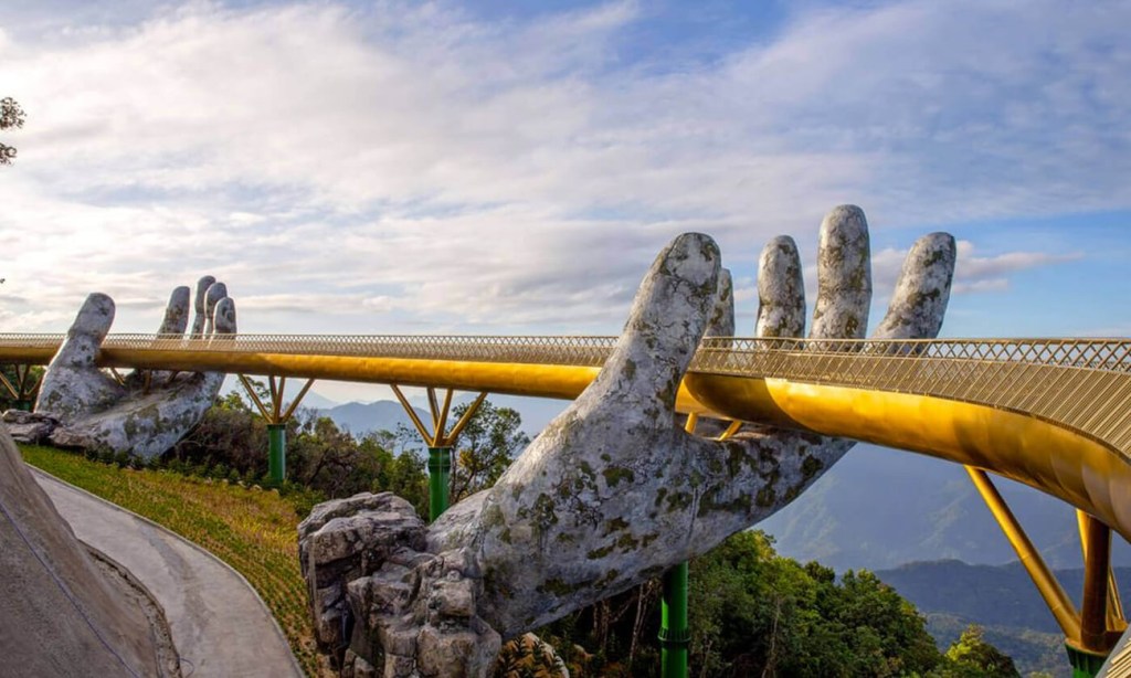 Mãos de pedra envolvem a Cau Vang, a nova ponte dourada do Vietnã