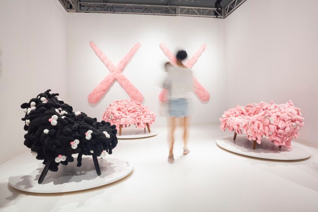 Irmãos Campana e Kaws apresentam novas criações na Miami Art Week