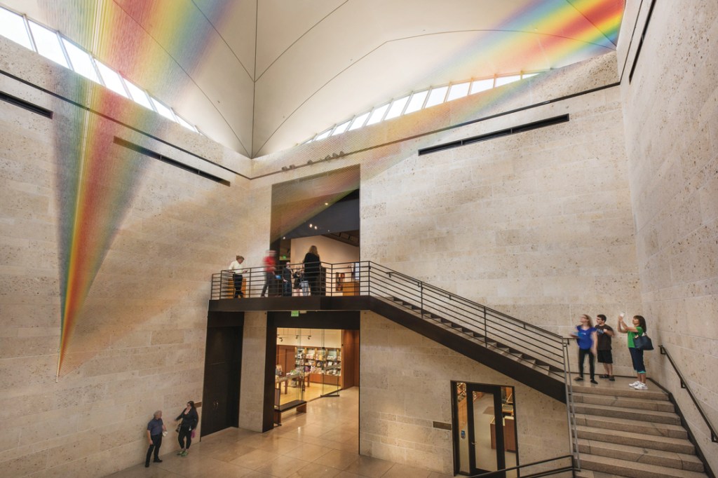 O arco-íris de Gabriel Dawe invade o Museu Amon Carter