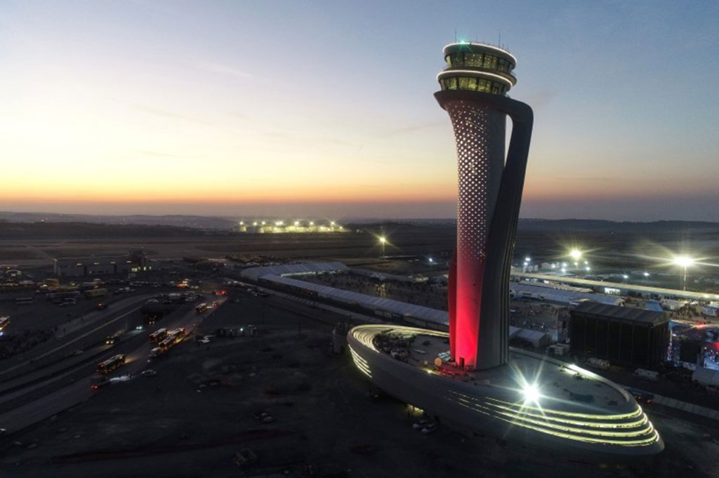 Pininfarina assina torre do aeroporto de Istambul, inspirado em tulipa