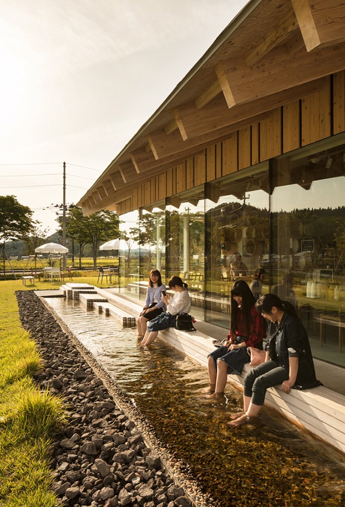 Kengo Kuma cria centro comunitário com águas termais no Japão