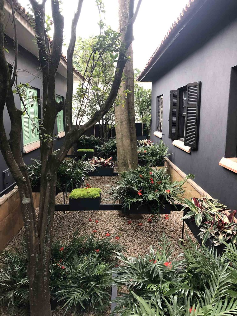 Jardim de Pandora encaixa magia em linhas geométricas na CASACOR SP