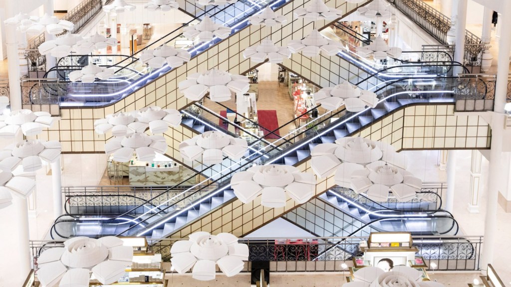 A poética visual do Nendo em instalação na Le Bon Marché em Paris