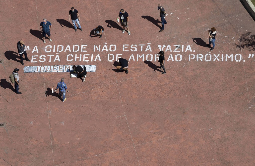 Intervenção pinta mensagens de incentivo à reclusão em São Paulo